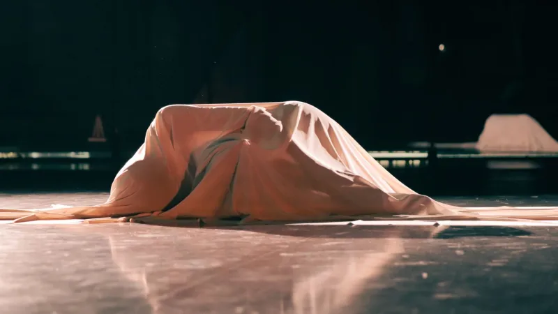 Cadere in scena: le imperfezioni che hanno reso Claudio Torce l'artista che è oggi