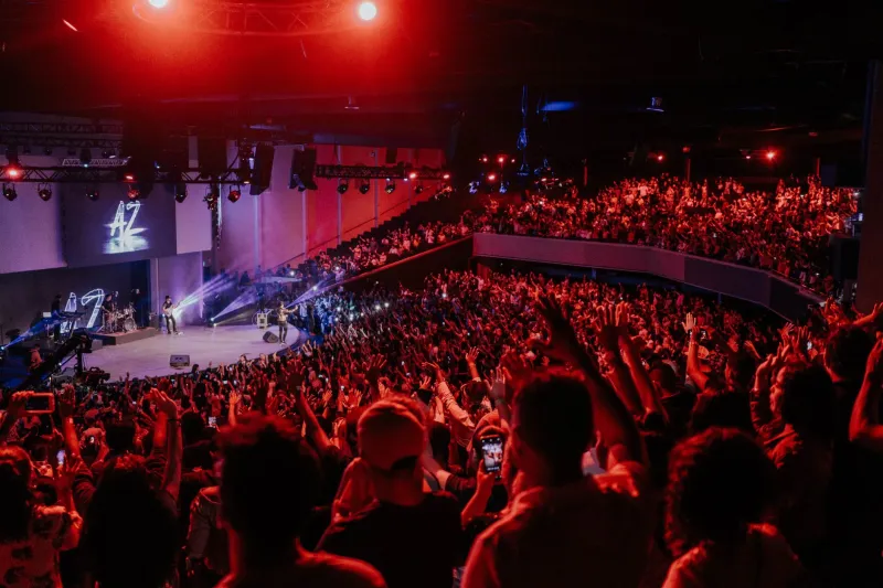 Occhi aperti sul pubblico: la danza silenziosa tra palco e platea